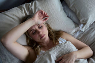 Metaliczny posmak w ciąży to częsty objaw. Kiedy może być sygnałem ostrzegawczym?