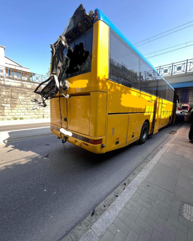 Autokar zerwał dach pod wiaduktem w Krakowie. Kierowca ukarany mandatem