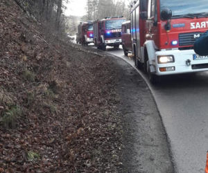 WYPADEK w Korzennej. Dziecko i ciężarna kobieta trafili do szpitala