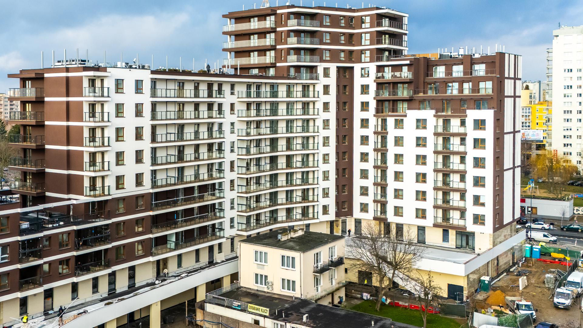 Dom otoczony blokiem przy ul. Bacha 35 w Warszawie