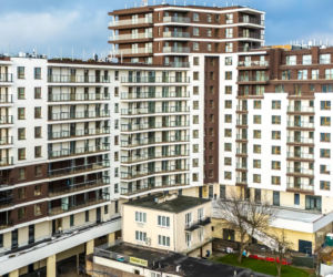 Dom otoczony blokiem przy ul. Bacha 35 w Warszawie