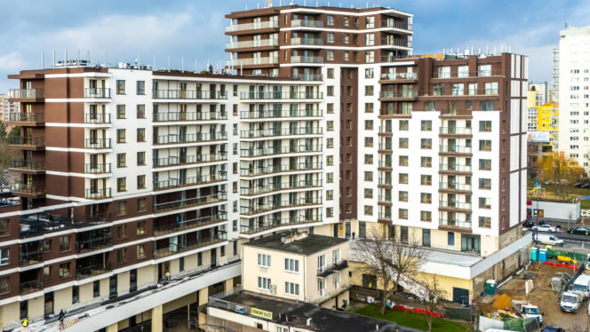 Dom otoczony blokiem przy ul. Bacha 35 w Warszawie