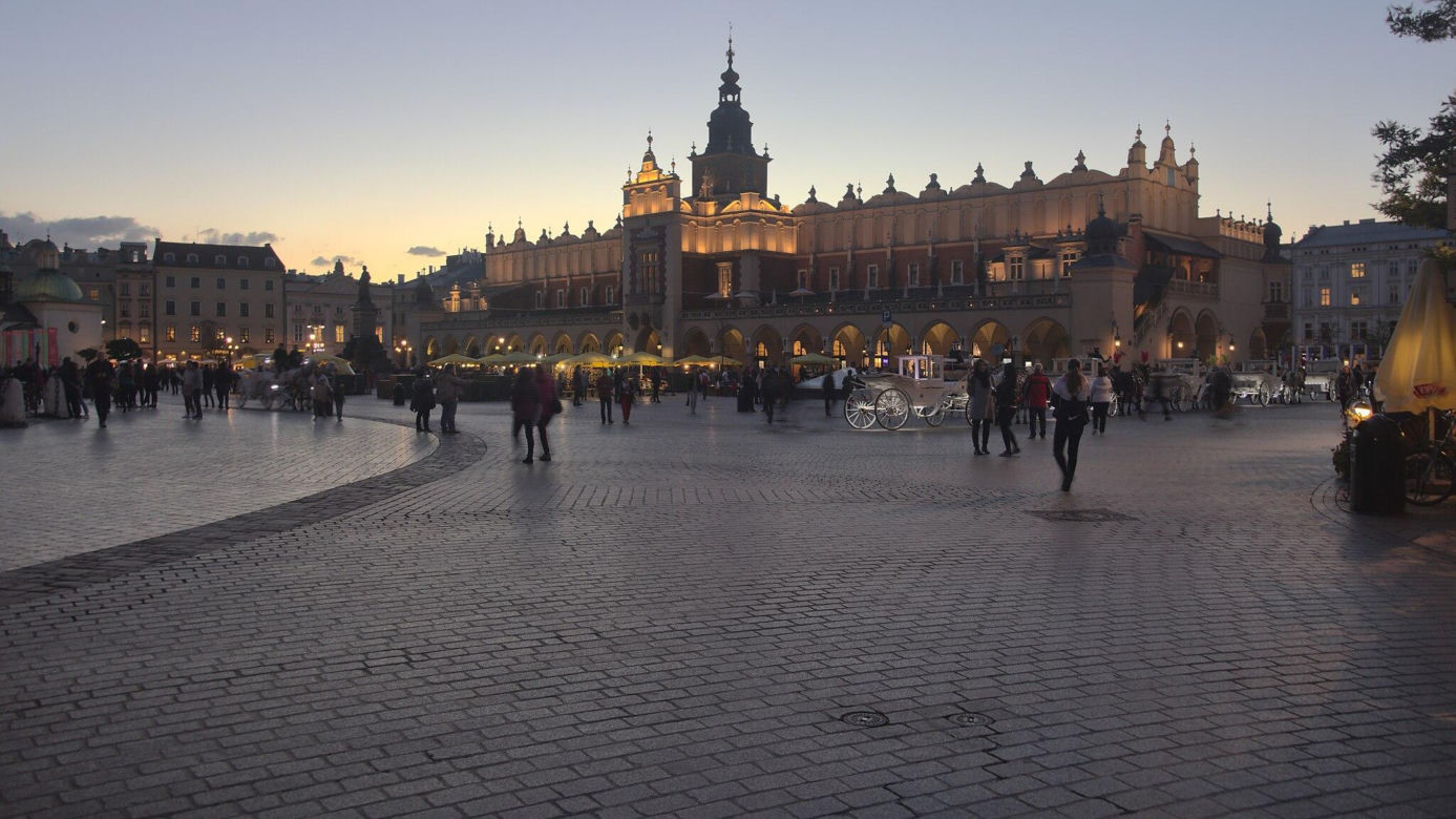 To miasto w Małopolsce jest nazywane Barceloną Północy. Jednak mało kto wie, że jest większe od hiszpańskiego hitu turystycznego 