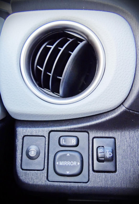 Toyota Yaris Hybrid 100