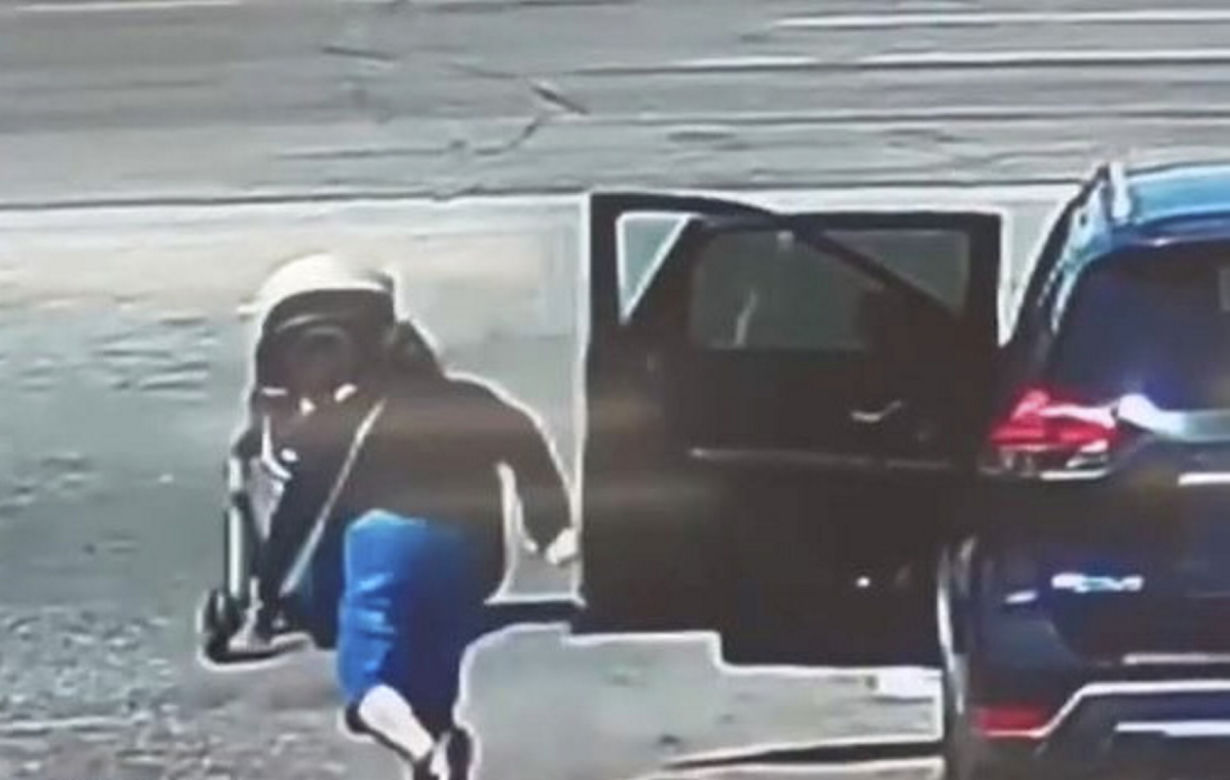 Wózek z dzieckiem staczał się prosto na szosę! Zobacz szokujące zakończenie. WIDEO