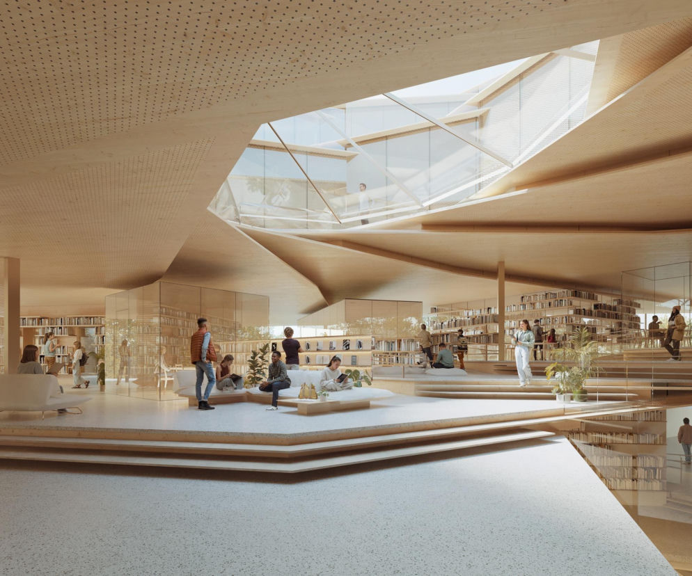 Wizualizacja zwycięskiej koncepcji „Wir Słowa” autorstwa Kengo Kuma and Associates oraz TKHolding dla Biblioteki Nowej w Rzeszowie, ukazująca przestronne, jasne wnętrze z drewnianymi elementami i półkami pełnymi książek. O architekturze i kontrowersjach projektu przeczytasz na Architektura Murator Plus.