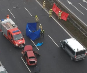 Śmiertelny wypadek na autostradzie. Renault uderzyło w bariery, potężne utrudnienia w ruchu