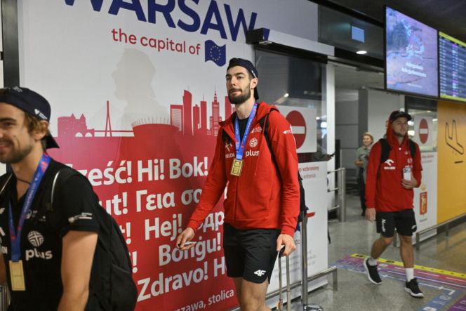 Złoci siatkarze po perypetiach wrócili do Polski