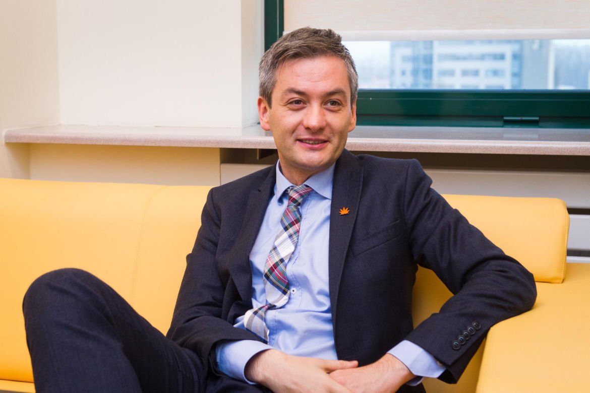 Robert Biedroń jest siwiutki jak gołąbek! 