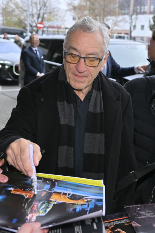 Robert De Niro już w Polsce. Aktor przyłapany na lotnisku w Warszawie