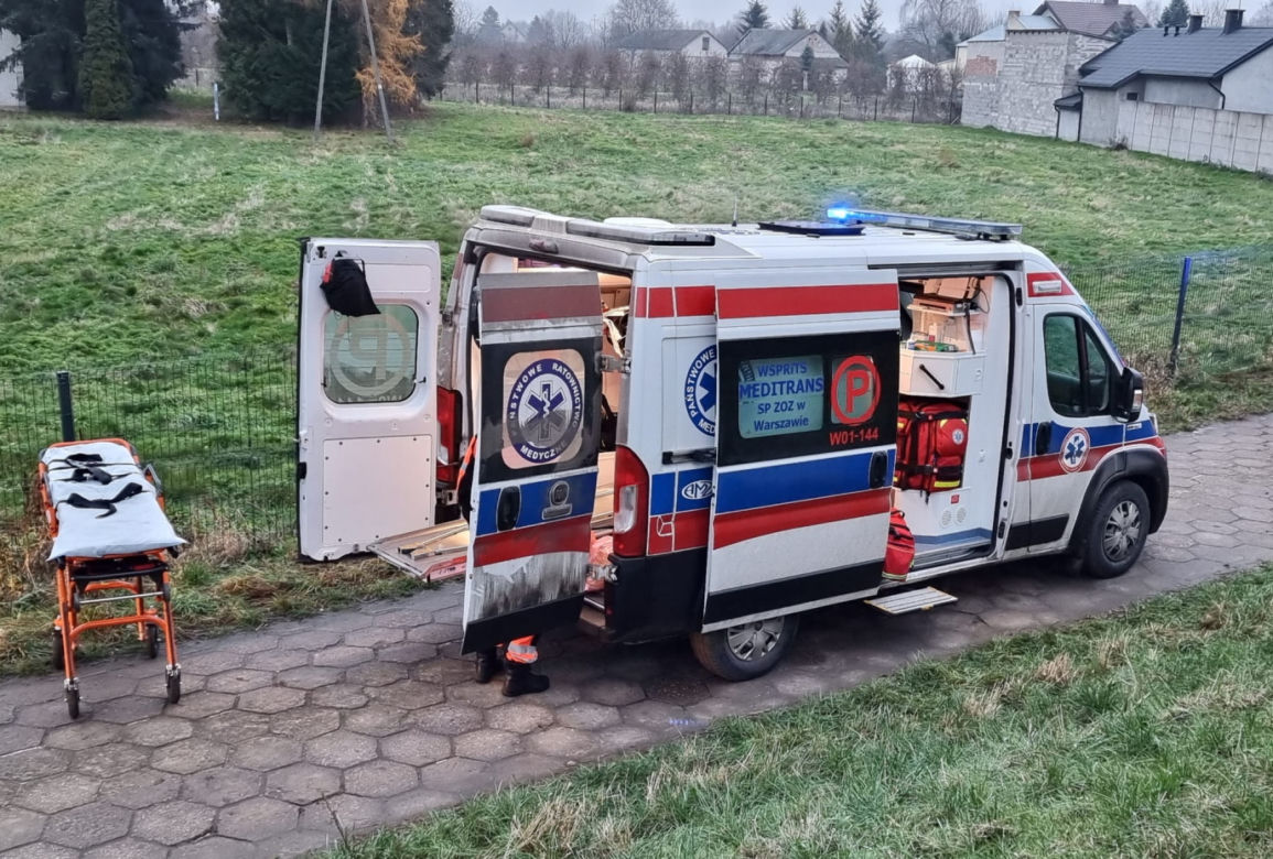 Wielki pożar domu w Glinkach pod Otwockiem. Poparzoną kobietę zabrał śmigłowiec LPR