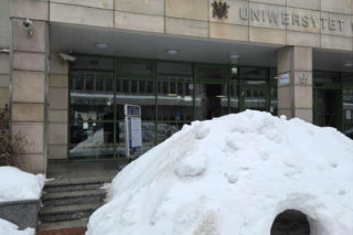 Igloo powstało przed wejściem na Wydział Biologii UW - zima 2026