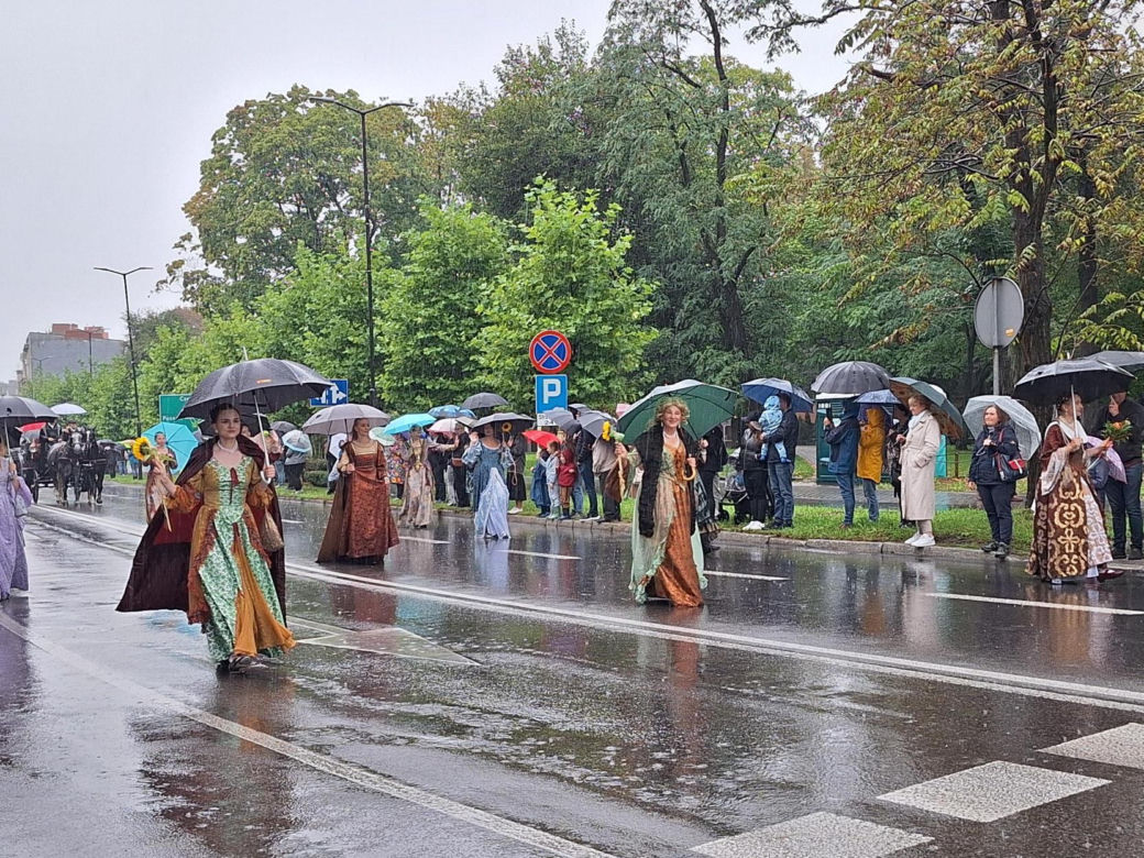 Pochód Gwarkowski 2025 w strugach deszczu
