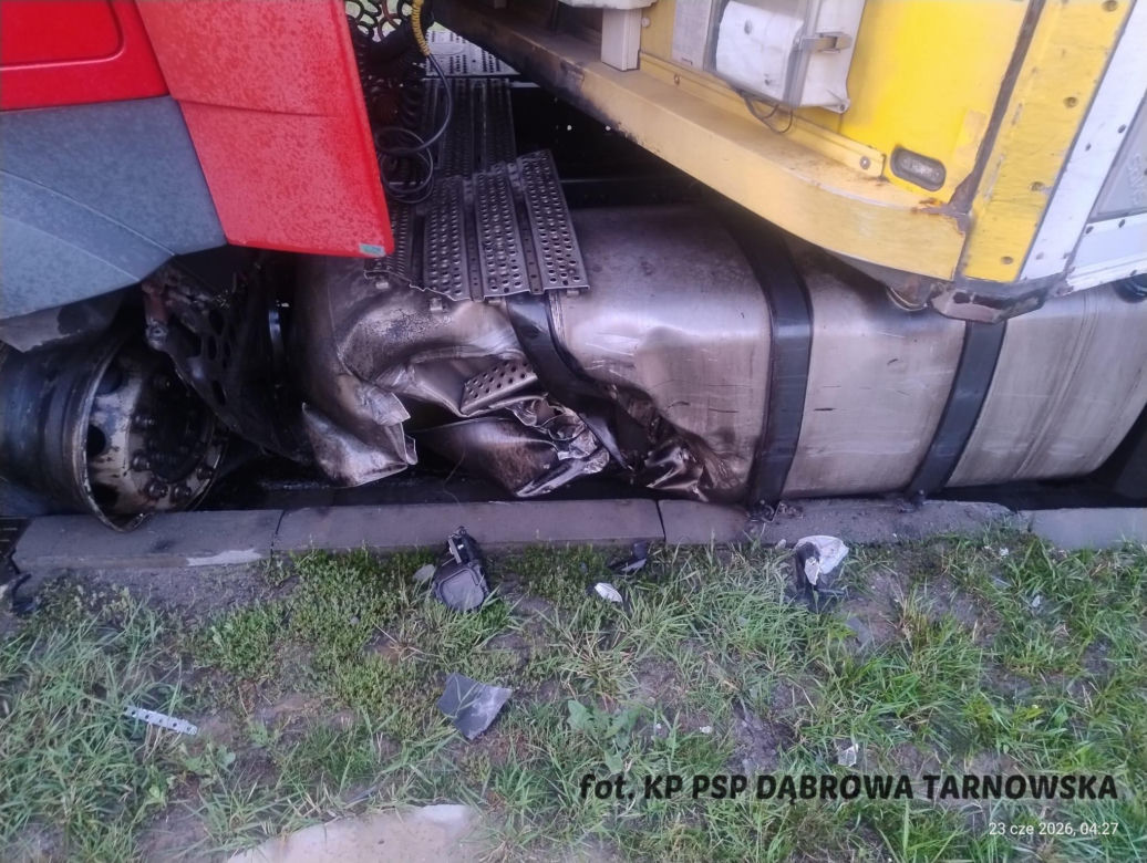 Wypadek w Smęgorzowie. W zderzeniu osobówki z tirem na DK73 ucierpiały 4 osoby
