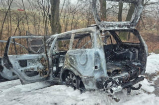 Wypadek i pożar w Rzy. Opel z rodziną w rowie stanął w płomieniach
