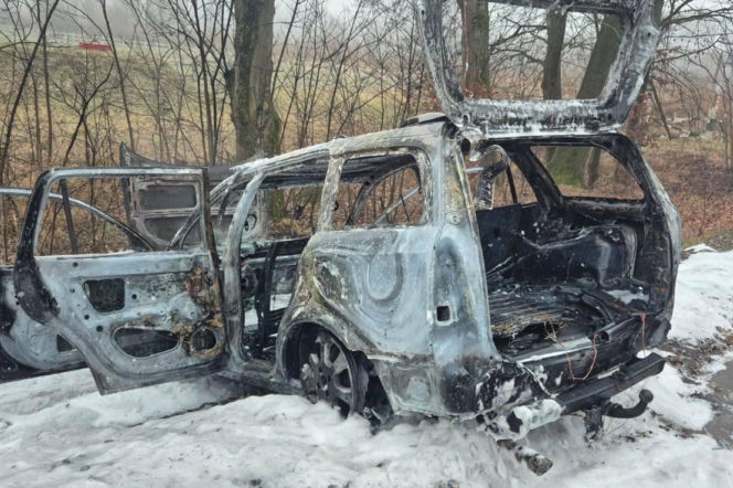 Wypadek i pożar w Rzy. Opel z rodziną w rowie stanął w płomieniach