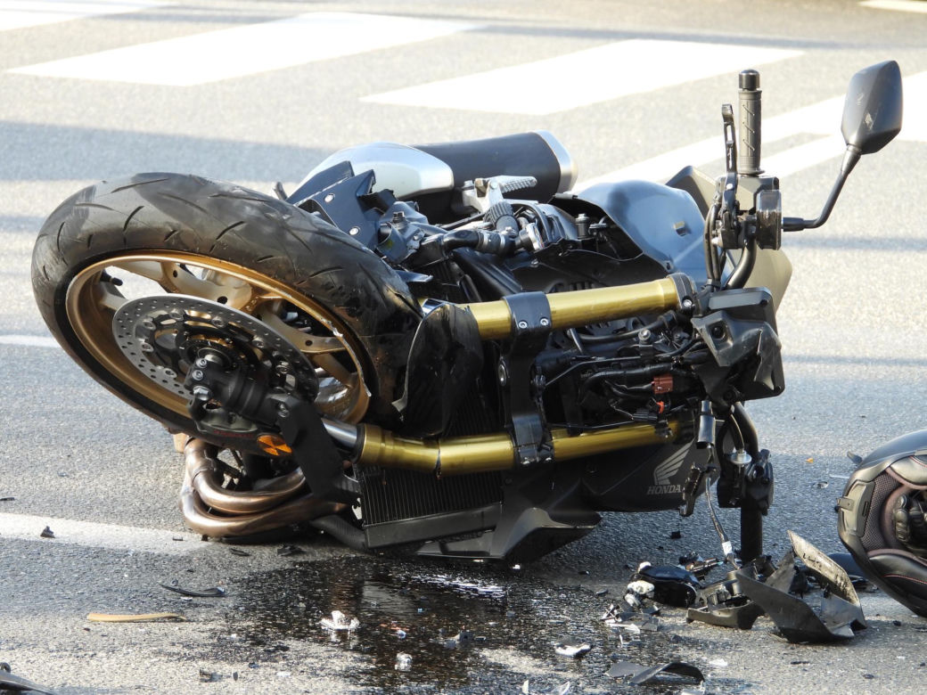 36-latek w BMW nie ustąpił motocykliście. 59-latek wylądował w szpitalu