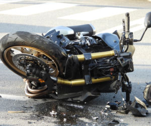 36-latek w BMW nie ustąpił motocykliście. 59-latek wylądował w szpitalu