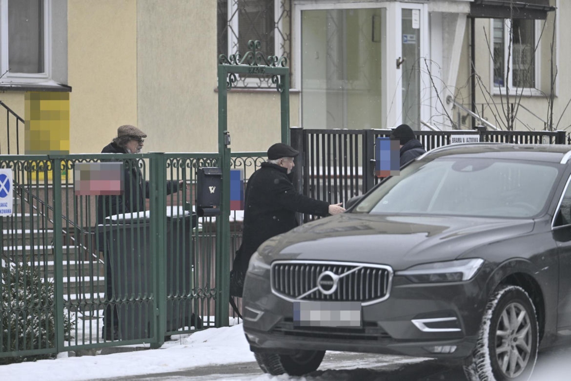 Kuzyn Kaczyńskiego dba o krewnego i odśnieża schody