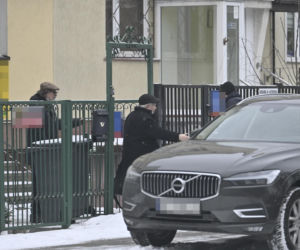 Kuzyn Kaczyńskiego dba o krewnego i odśnieża schody