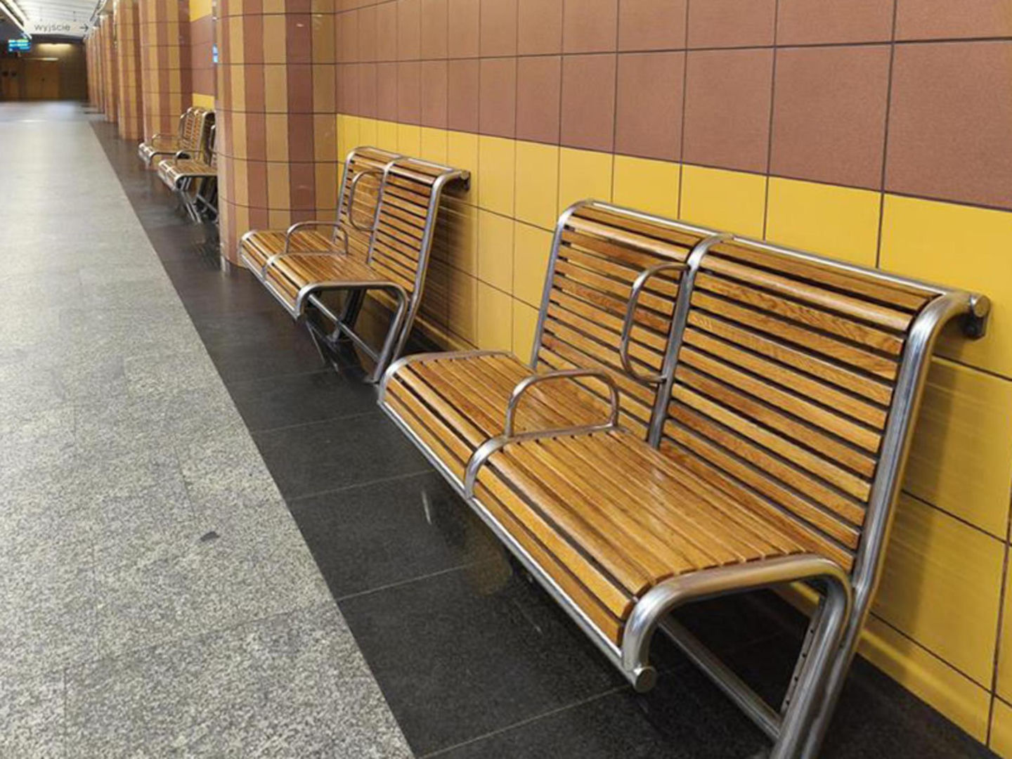 Ławki z podłokietnikami w metrze warszawskim