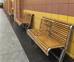 Ławki z podłokietnikami w metrze warszawskim