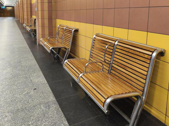 Ławki z podłokietnikami w metrze warszawskim
