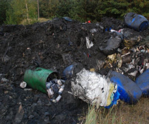 Nielegalne odpady na Podkarpaciu. Zatrzymano trzech mężczyzn ze Śląska