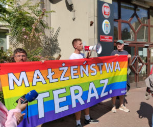 Chcą uznania małżeństwa jednopłciowego w Poznaniu. Protestowali przed urzędem stanu cywilnego!