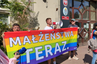 Chcą uznania małżeństwa jednopłciowego w Poznaniu. Protestowali przed urzędem stanu cywilnego!