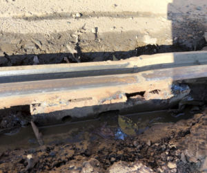 Wielka dziura w torach w centrum Warszawy. Sypią się na naszych oczach!