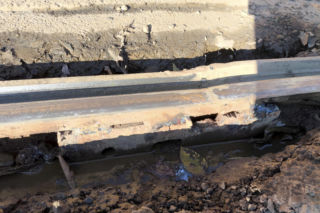 Wielka dziura w torach w centrum Warszawy. Sypią się na naszych oczach!