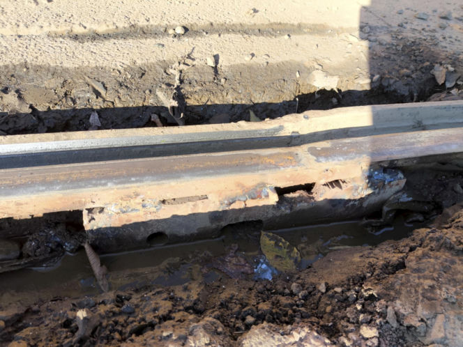 Wielka dziura w torach w centrum Warszawy. Sypią się na naszych oczach!