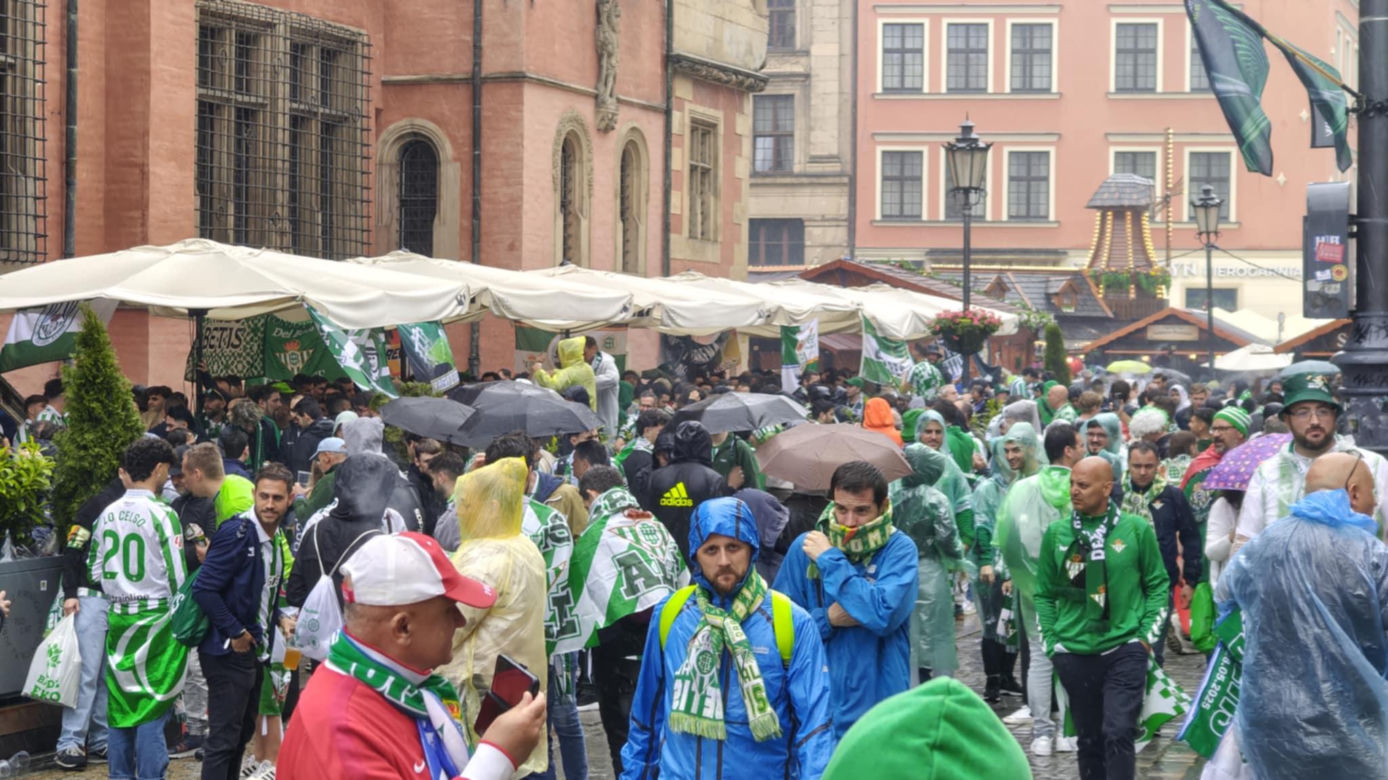 Gorąco przed finałem Ligii Konferencji we Wrocławiu. Tysiące kibiców na Rynku 
