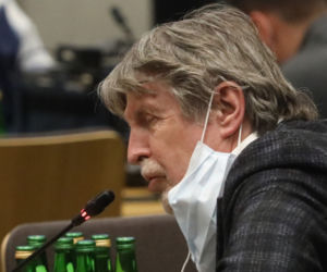 Posłowie pracują w komisji bez maseczek na ustawą Lex Kaczyński 