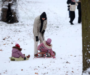Maciej Pela zabrał córeczki na sanki