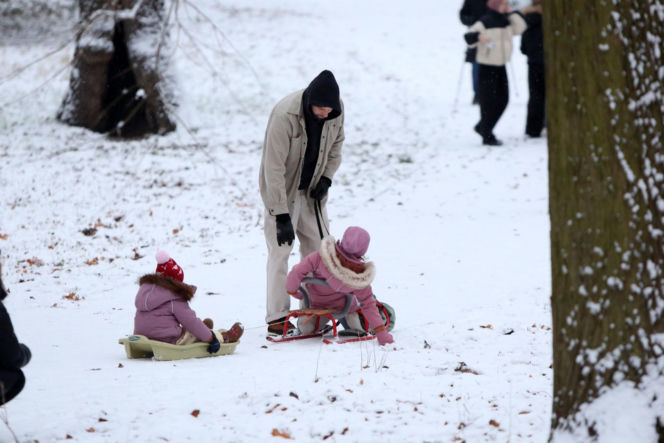 Maciej Pela zabrał córeczki na sanki