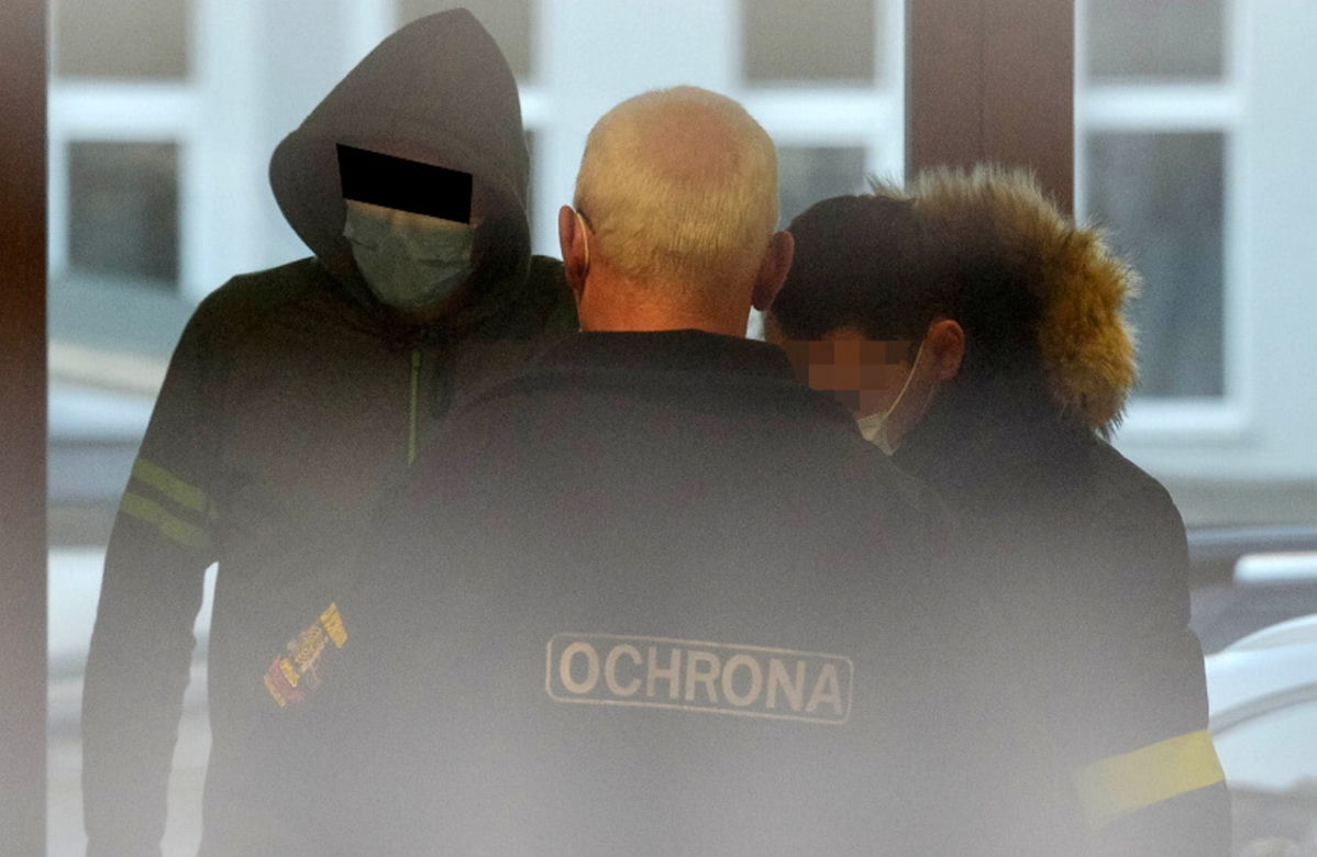 Nożownik z Torunia Luca L. doprowadzony na przesłuchanie do prokuratury