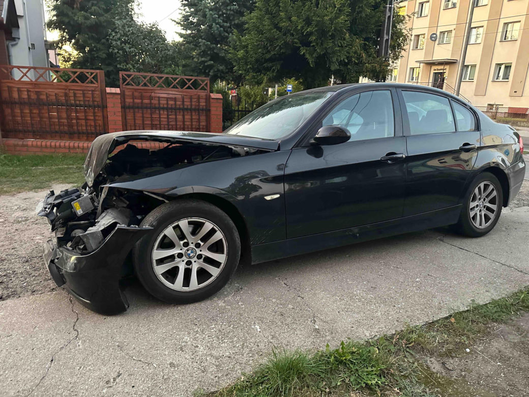 Pijany policjant w BMW staranował mercedesa