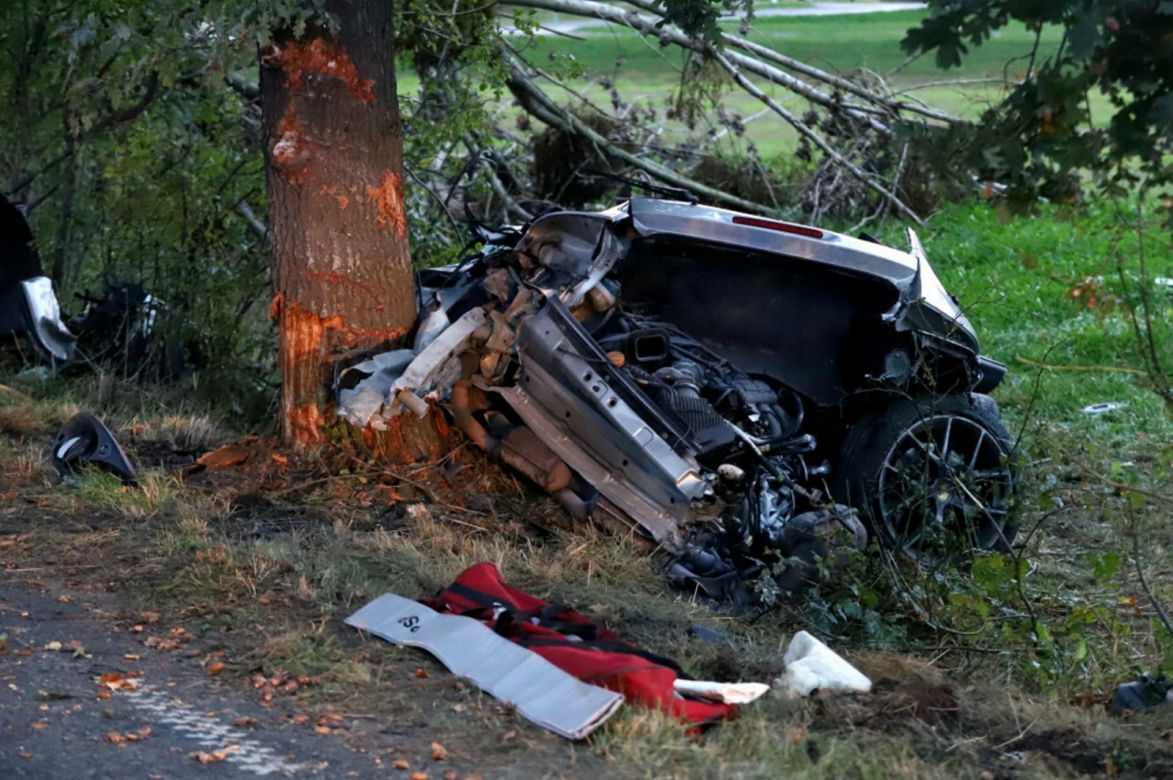 Porsche rozbiło się na drzewie, dwie osoby nie żyją. Z auta została miazga