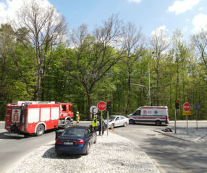 Poważny wypadek nieopodal Warszawy. Motocyklista runął na ziemię po zderzeniu z autem