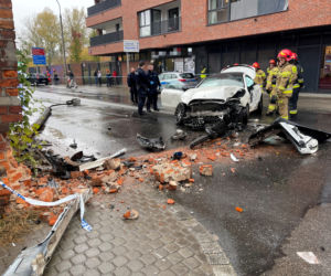 Pościg na Pradze, sportowy mercedes kompletnie rozbity. Trzy osoby trafiły do szpitala
