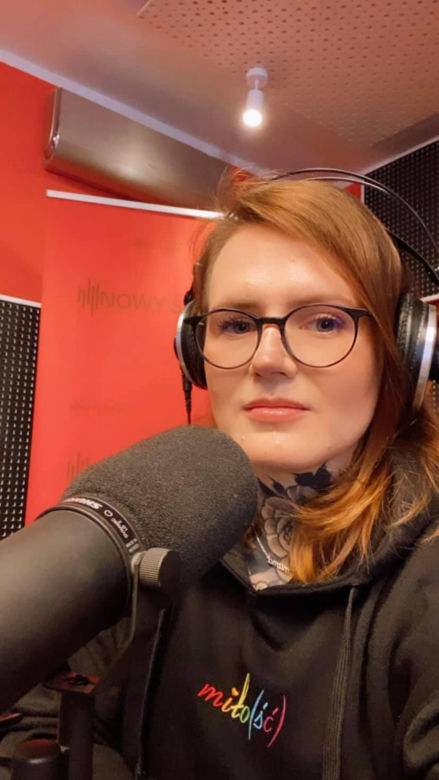 Karolina Opolska nową prowadzącą w TVP Info. Uwagę przykuwa ogromny tatuaż na szyi