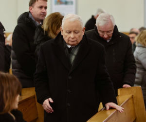Jarosław Kaczyński w Starachowicach – Hołd dla Matki i Refleksje o Polsce