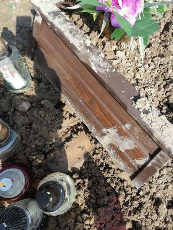 Koparka uszkodziła trumnę. Do środka dostało się błoto, a ciało wystawało na zewnątrz