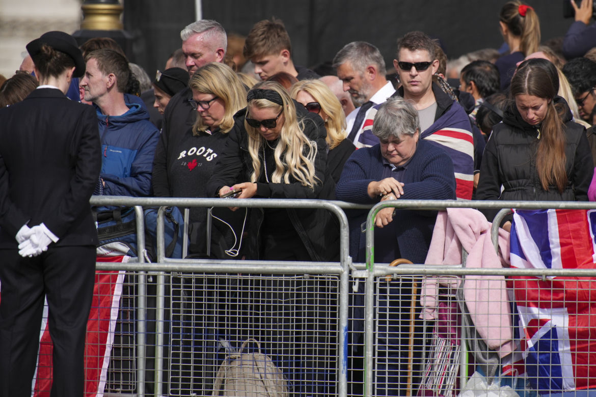 Łzy poddanych i trumna zmierzająca do Westminsteru