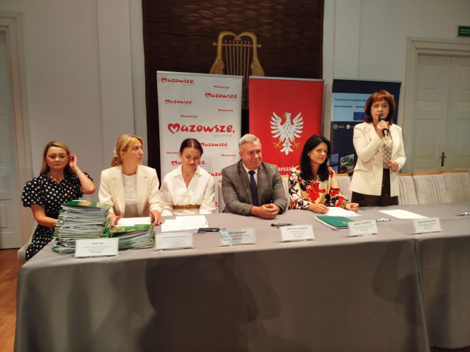 Dwie lokalne inwestycje z wysokim wsparciem unijnym. Umowy na budowę wiaduktu warszawskiego w Siedlcach i rozwój bioróżnorodności w Mrozach – już podpisane!