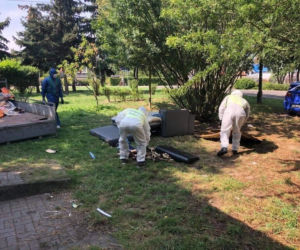 BEZDOMNI urządzili sobie SALON w centrum miasta! Służby przyszły ich… ZDEZYNFEKOWAĆ