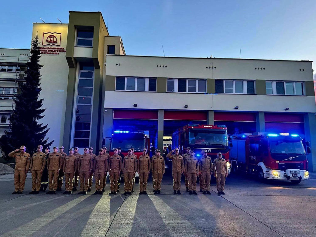 Strażackie syreny zawyły dla poległych kolegów. Żegna ich cała Polska