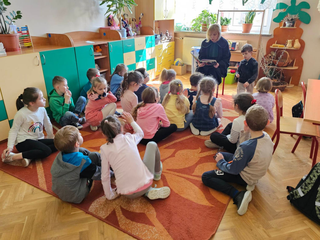 W szkołach czytają bajki o Misiu Adwokacie [GALERIA]